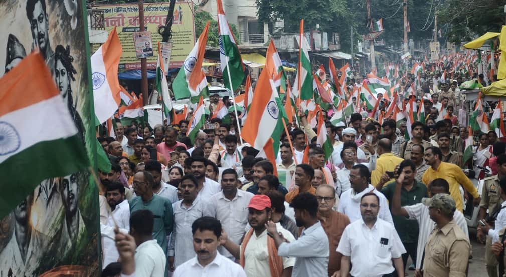 हादीहॉल से नगर में भाजपा द्वारा निकली तिरंगा यात्रा में उमड़ी भीड़। संवाद