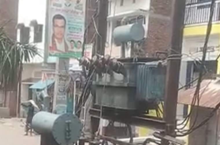 इलिया कस्बा में जला ट्रांसफार्मर। संवाद