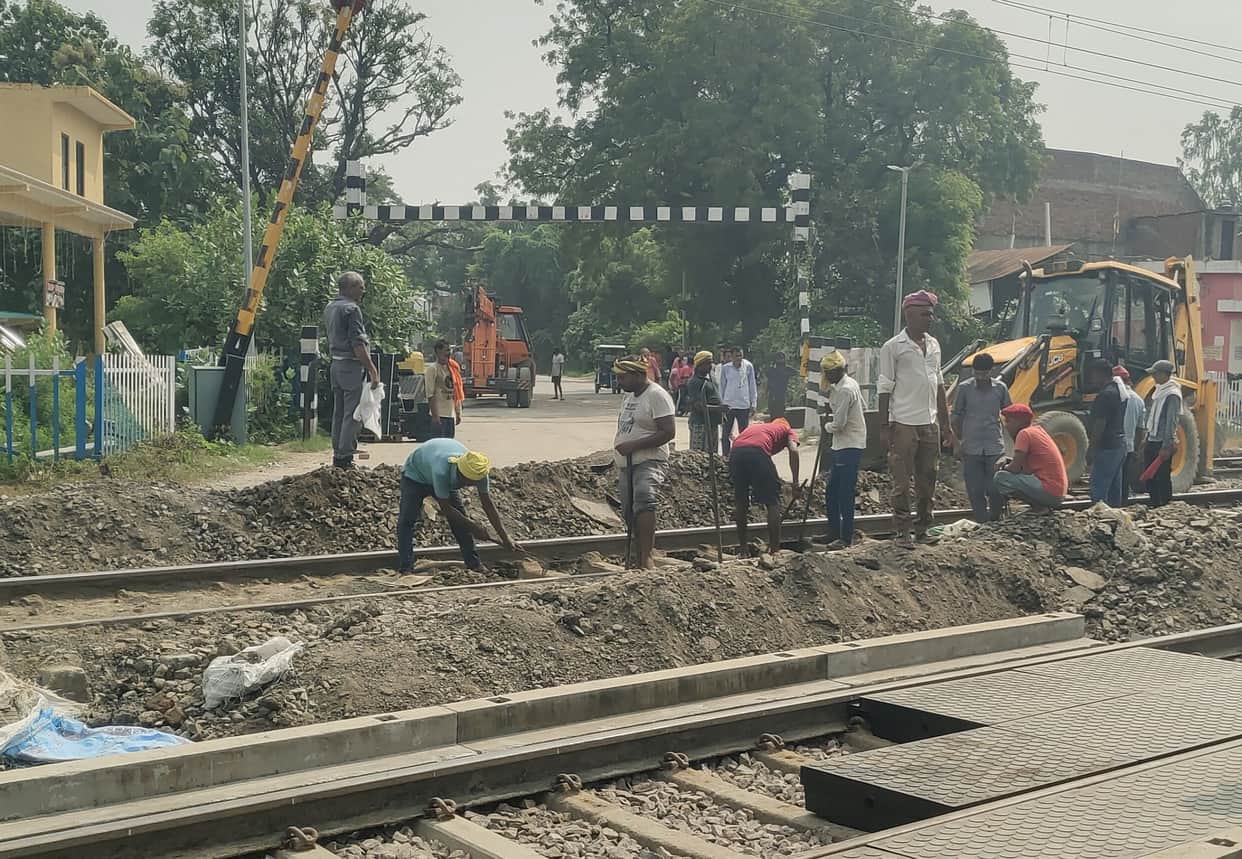 Railway crossing closed; commuters inconvenienced.