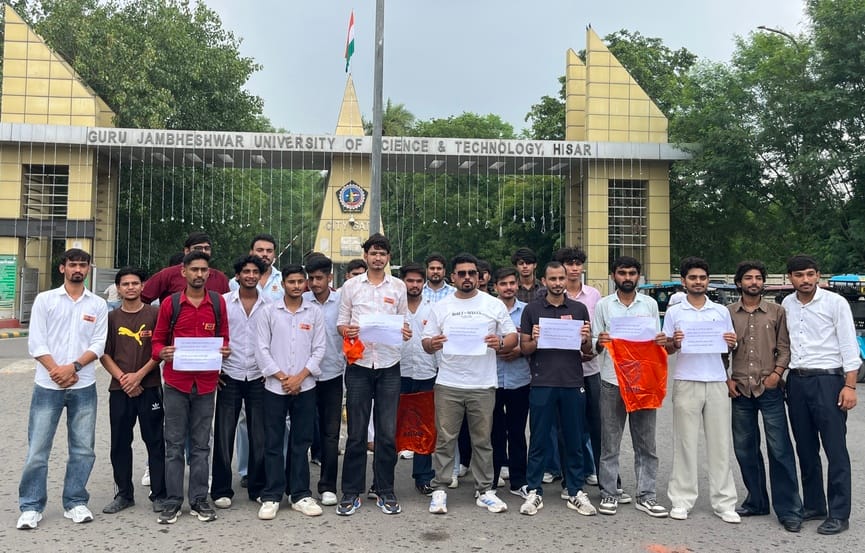 जीजेयू के बाहर प्रदर्शन करते अभाविप के सदस्य। 
