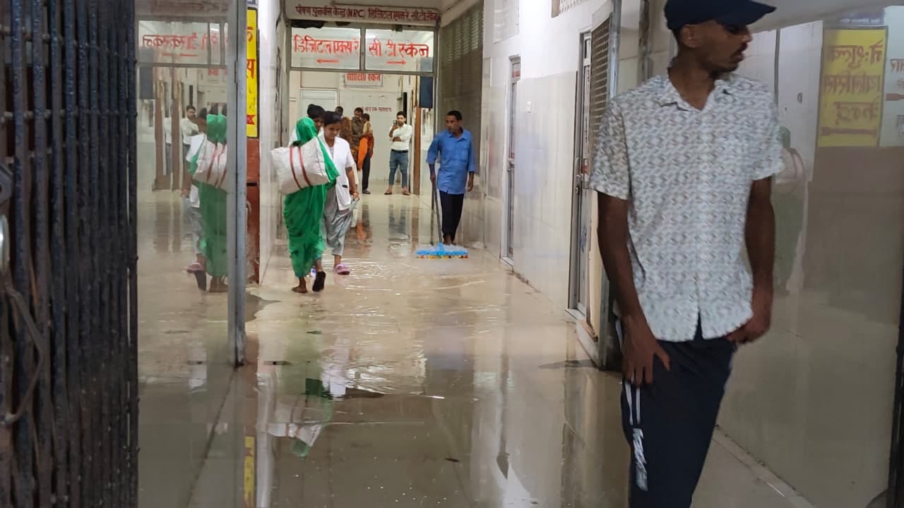 जिला अस्पताल के नए भवन स्थित में लगे बारिश के पानी को वाइपर से बाहर निकालता कर्मचारी।संवाद