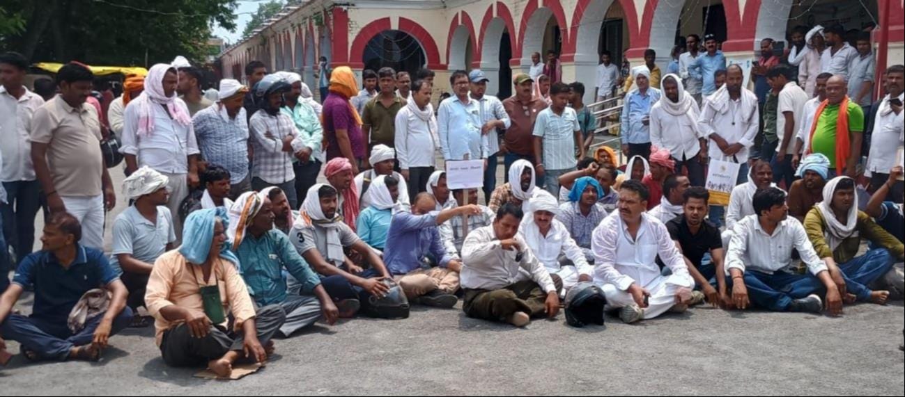 जिलाधिकारी कार्यालय में धरने पर बैठे बीज व खाद के रिटेलर। संवाद