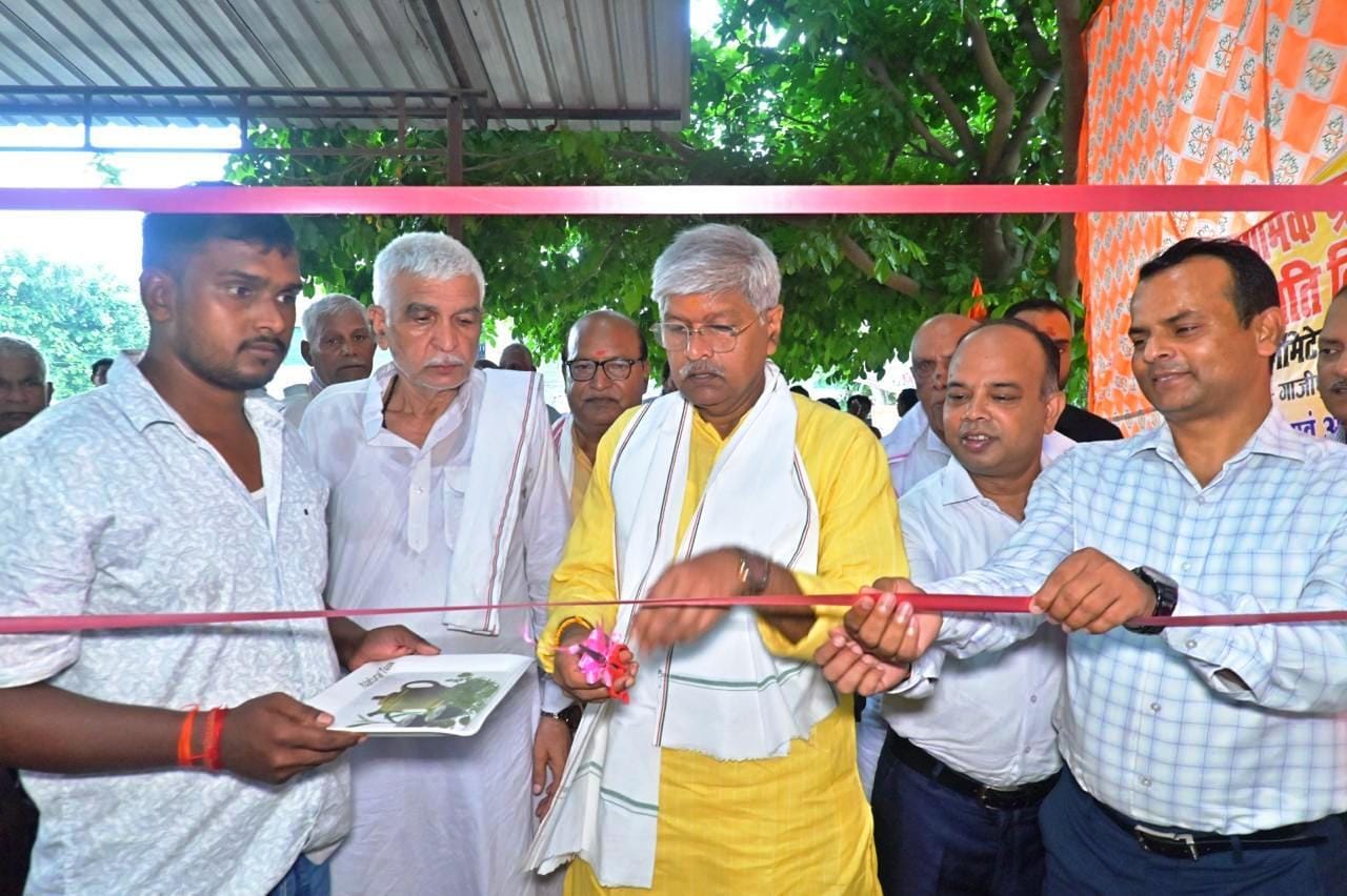 जमानिया विकास खंड क्षेत्र के डुहिया सहकारी समिति का उद्घाटन करते भाजपा के जिलाध्यक्ष ओम प्रकाश 