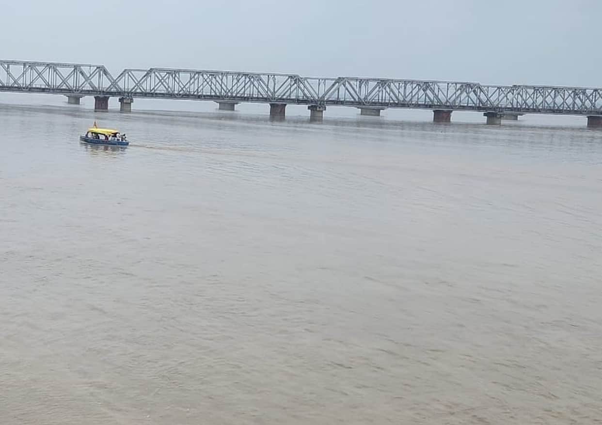 Saryu surges again; water level nears danger mark.