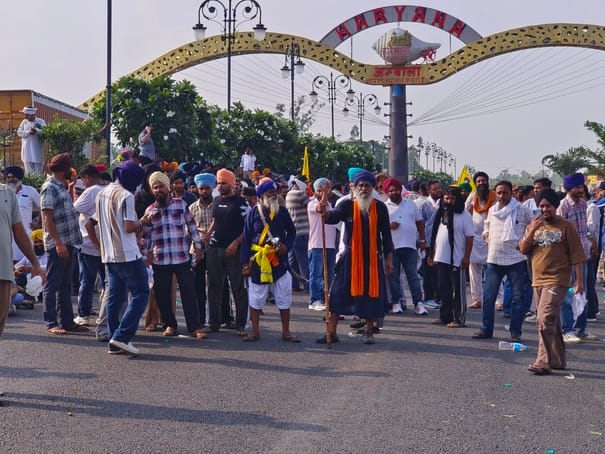 जीटी रोड पर जाम लगाने के बाद हुंकार भरते निहंग व अन्य प्रदर्शनकारी। संवाद