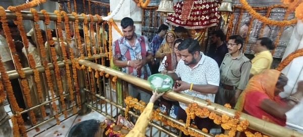 ज्वालामुखी मंदिर गर्भ गृह में दर्शन करते श्रद्धालु। संवाद