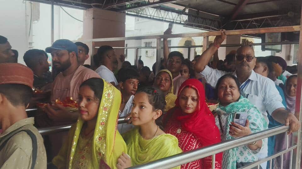 Chants of devotion echoed at the Shaktipeeths; over 32,000 devotees paid their obeisance.