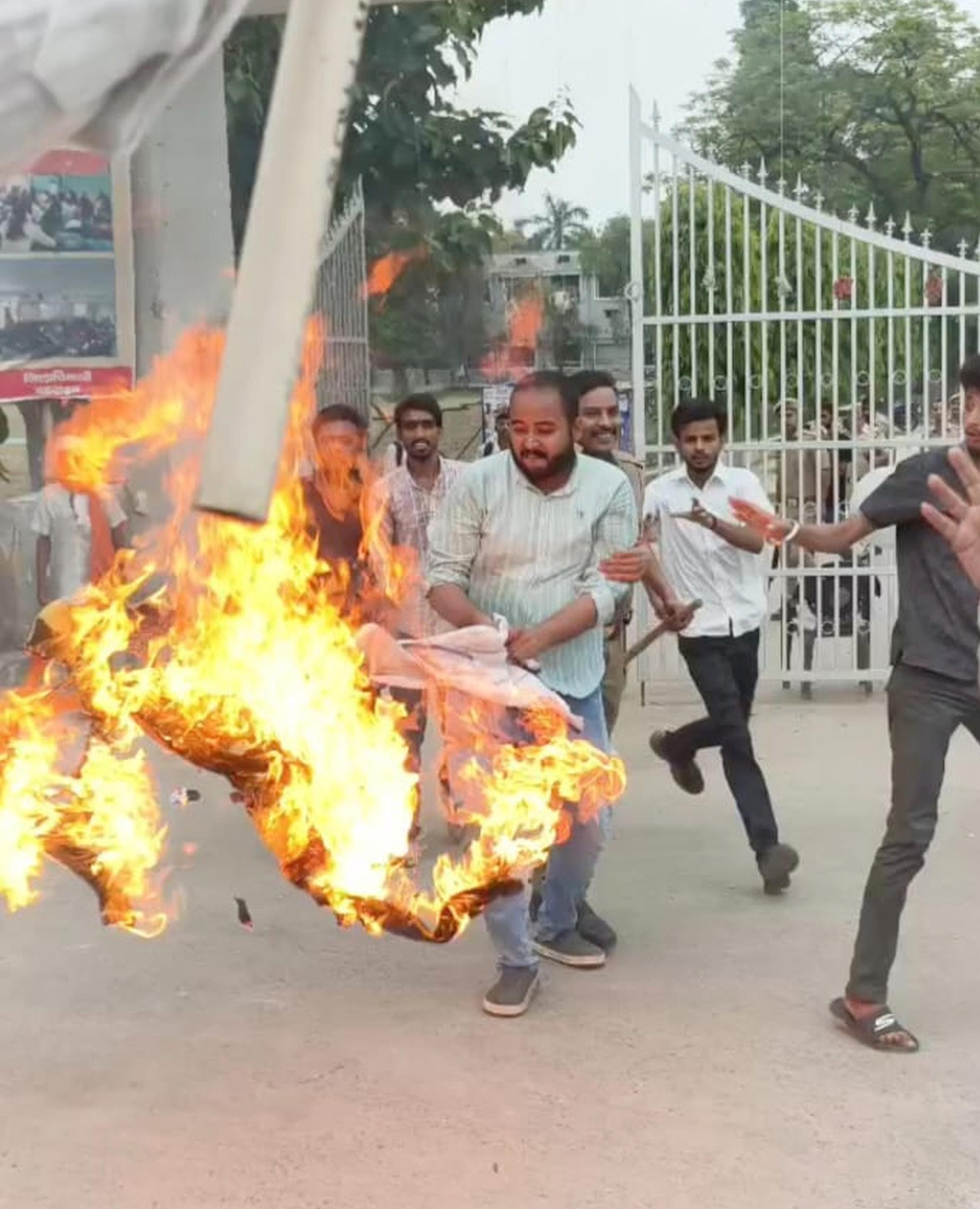 झारखंड के मुख्यमंत्री हेमंत सोरेन का पुतला फूंकते एबीवीपी के कार्यकर्ता।