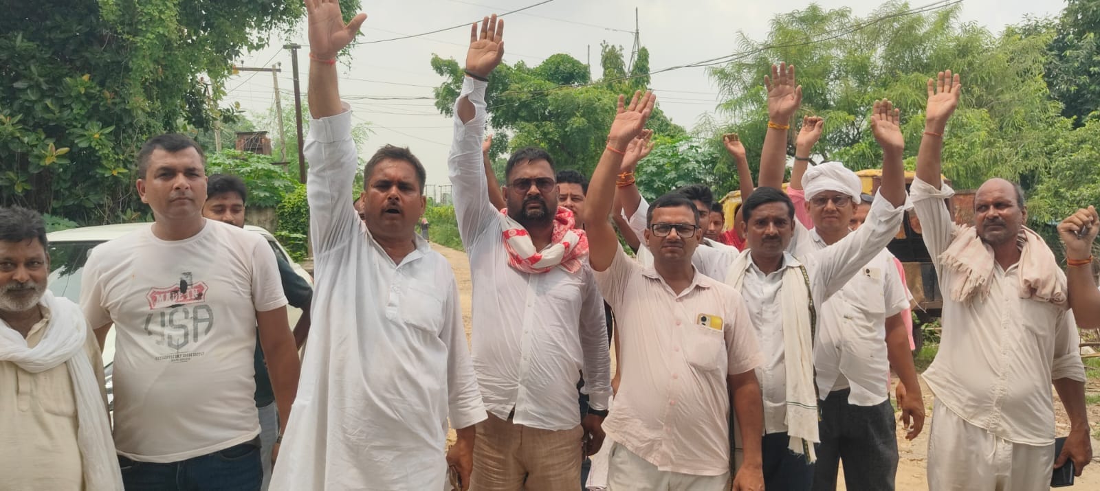 कुंडेसर बिजली वितरण केंद्र पर बिजली निगम के खिलाफ प्रदर्शन के दौरान नारेबाजी करते ग्रामीण। संवा