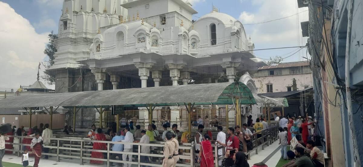 Robust arrangements for cleanliness and security at the Vajreshwari Temple.