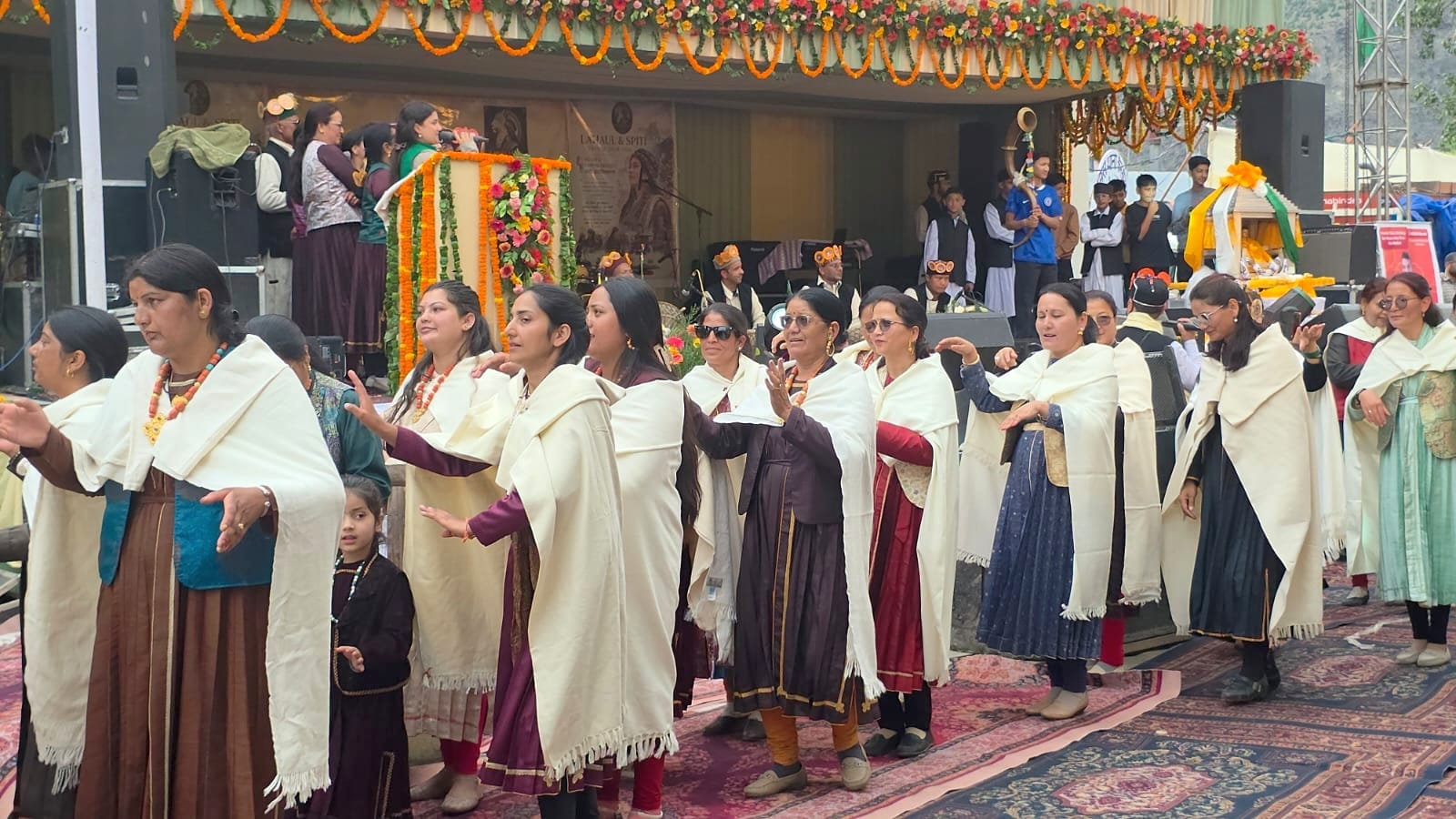 केलांग में महानाटी में भाग लेती महिलाएं।-संवाद