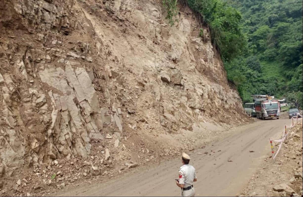 Heavy debris fell on the Bhararighat-Nalagarh road; several vehicles, including an HRTC bus, narrowly escaped.