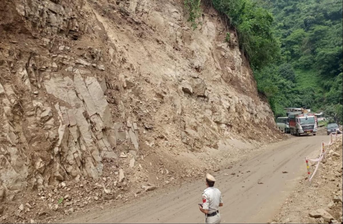 Solan News: भराड़ीघाट-नलाग मार्ग पर गिरा भारी मलबा, एचआरटीसी बस समेत कई वाहन बाल-बाल बचे