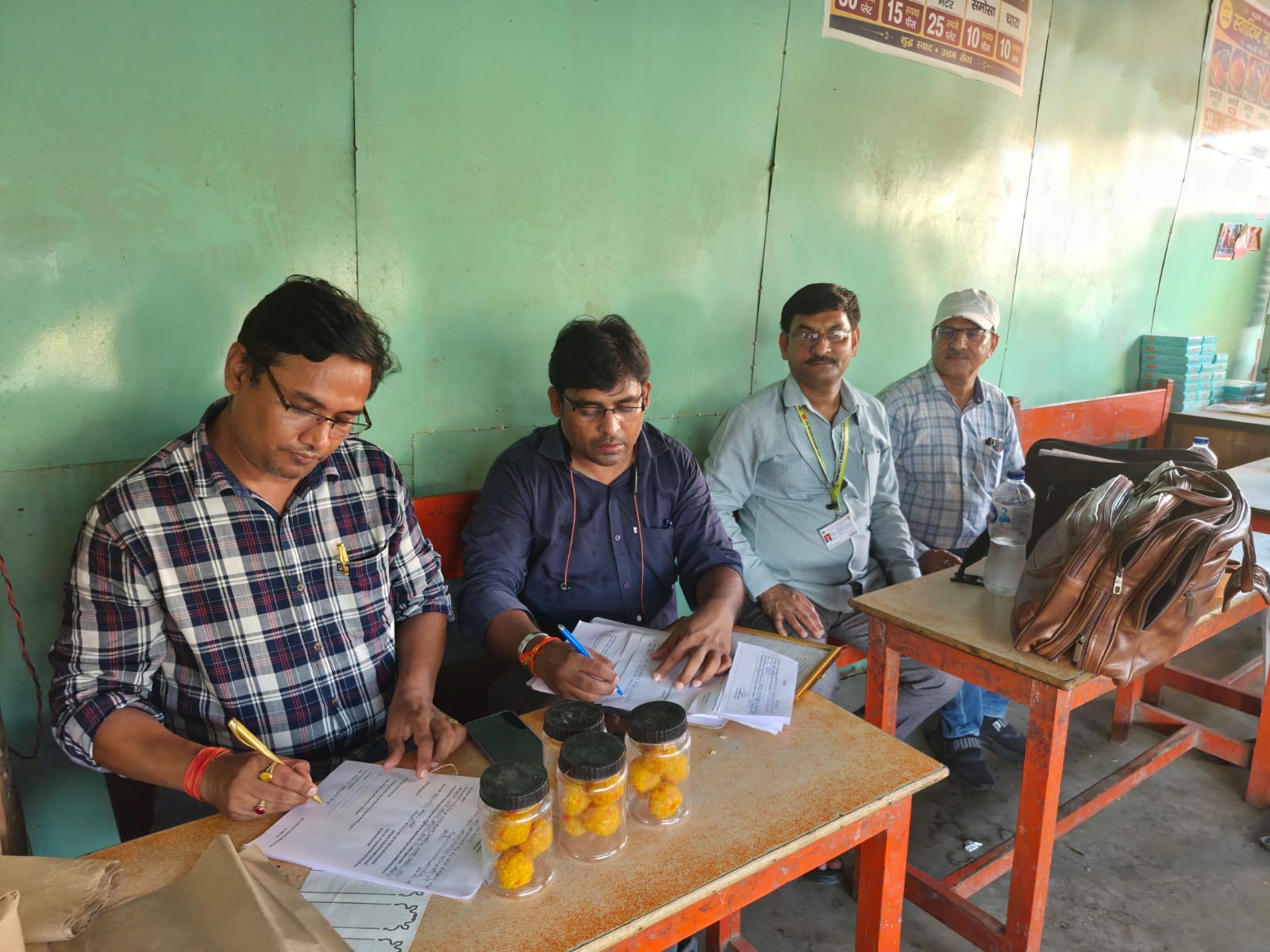 लड्डू का नमूने लेती टीम। स्रोत-सूचना विभाग