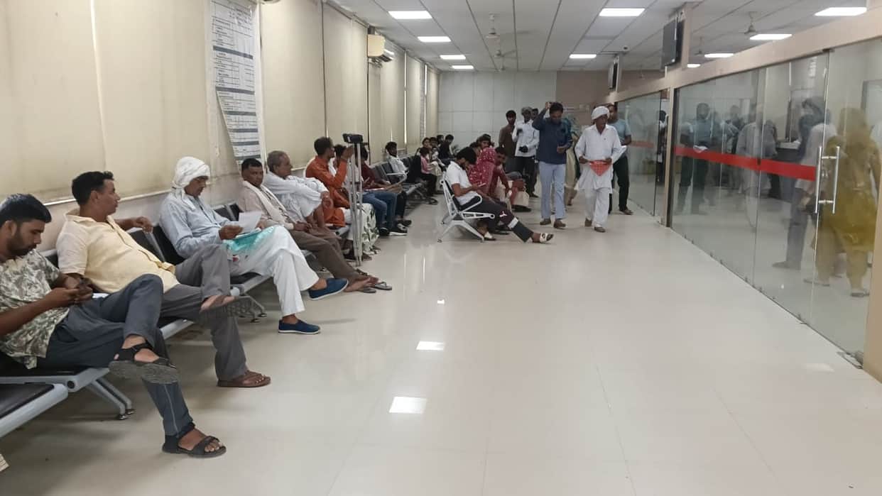 Drinking water crisis at the Saral Kendra for six months; over a thousand people visit daily