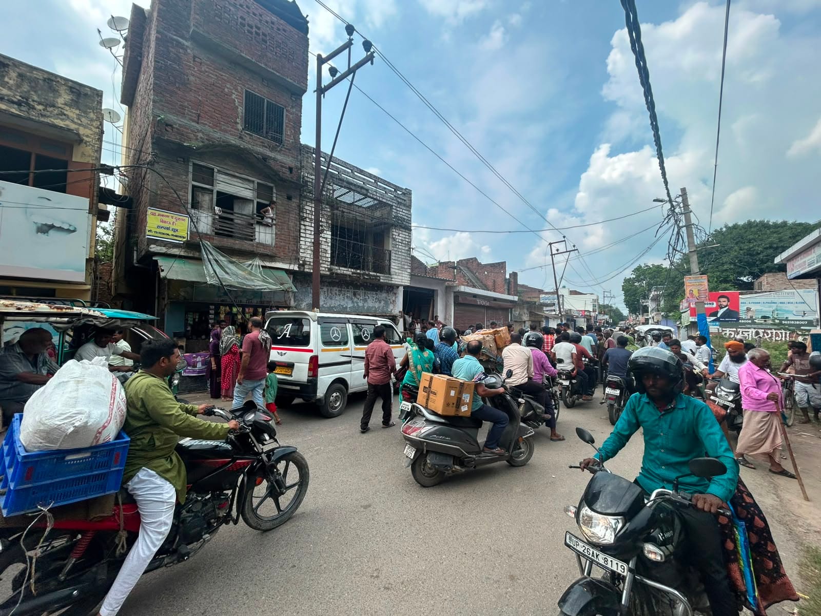 लकड़ी मंडी मार्ग पर हंगामे के बाद मौके पर लगी भीड़। स्रोत विभाग।
