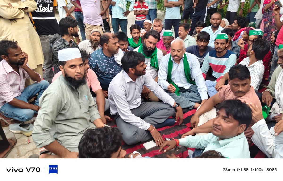 Aligarh News: ट्रांसफाॅर्मर खराब होने से नाराज किसानों का प्रदर्शन