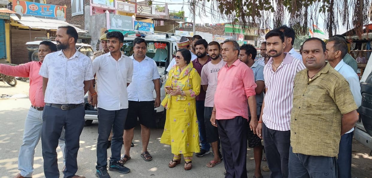 Siddharthnagar News: Acting on complaints from traders, the SDM arrived in Lotan early in the morning and assured them that the encroachment would be removed