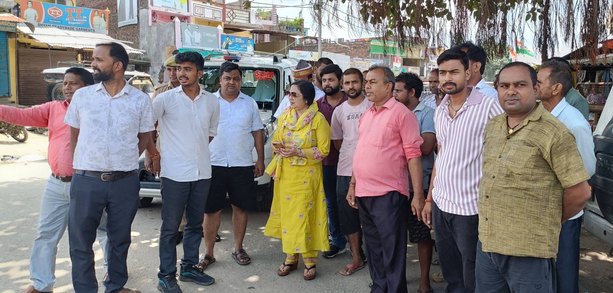 लोटन में सड़क अतिक्रमण व नाली के संबंध में एसडीएम ने ली जानकारी। संवाद