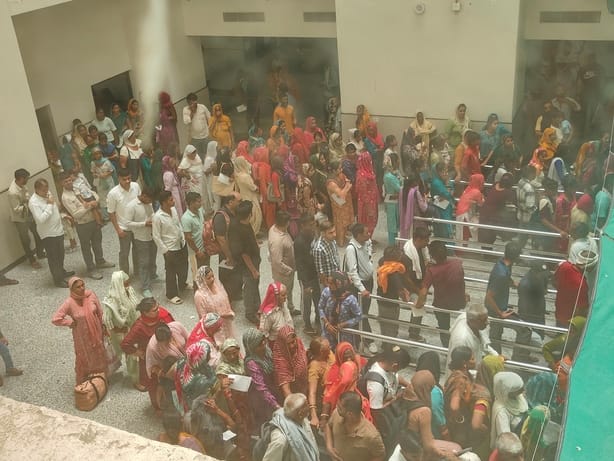 मेडिकल कॉलेज के पंजीकरण केंद्र पर लगी मरीजों की भीड़। 