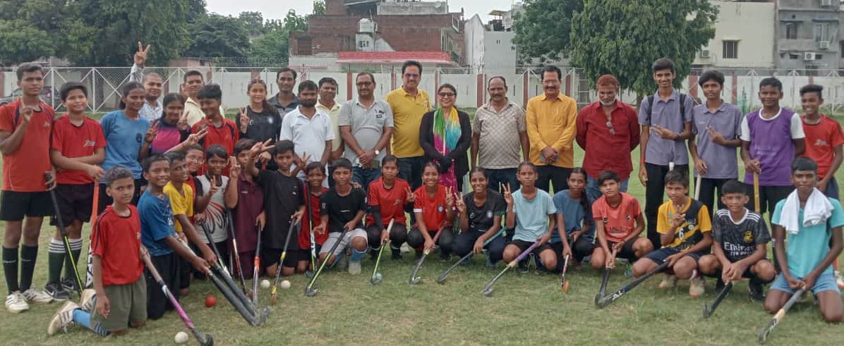 मंडलीय प्रतियोगिता में आए हॉकी खिलाड़ी। संवाद