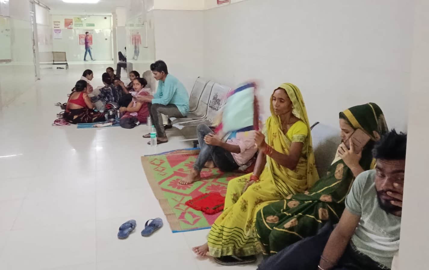 महिला अस्पताल में जमीन पर पड़े गर्मी से बेहाल तीमारदार। संवाद