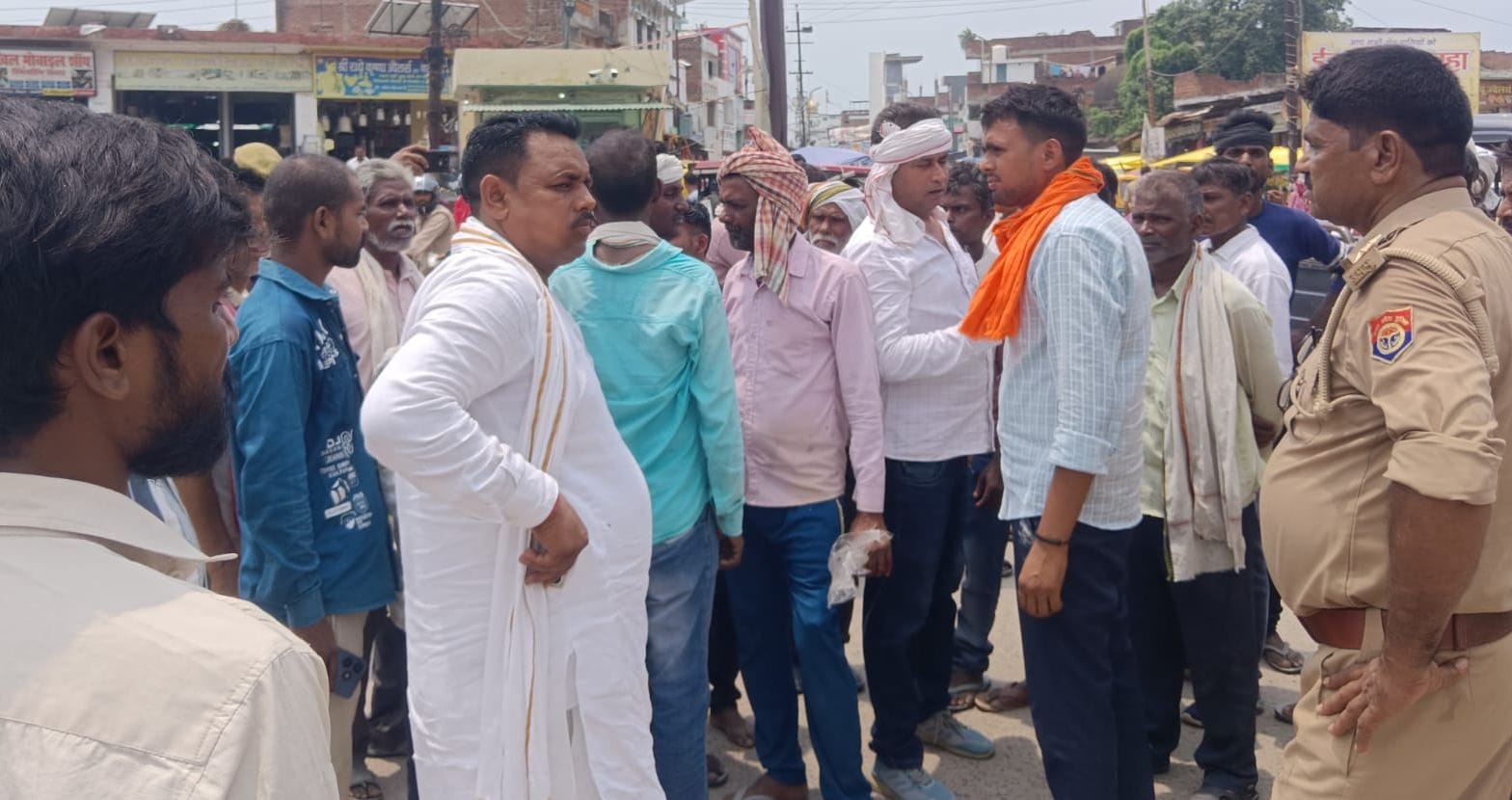 महिला की मौत के बाद हंगामा करते परिजन व ग्रामीण। स्रोत सोशल मीडिया