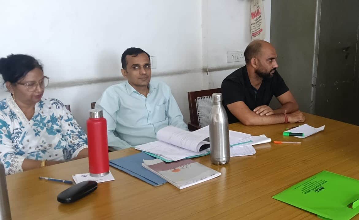 महाराजा अग्रसेन कॉलेेज में खाली बैठे दाखिला समिति के सदस्य। आर्काइव