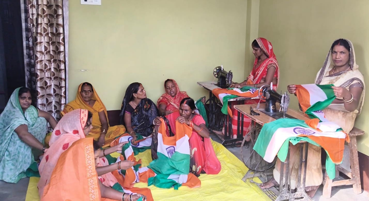 महाराजगंज में तिरंगा तैयार करतीं महिलाएं। संवाद