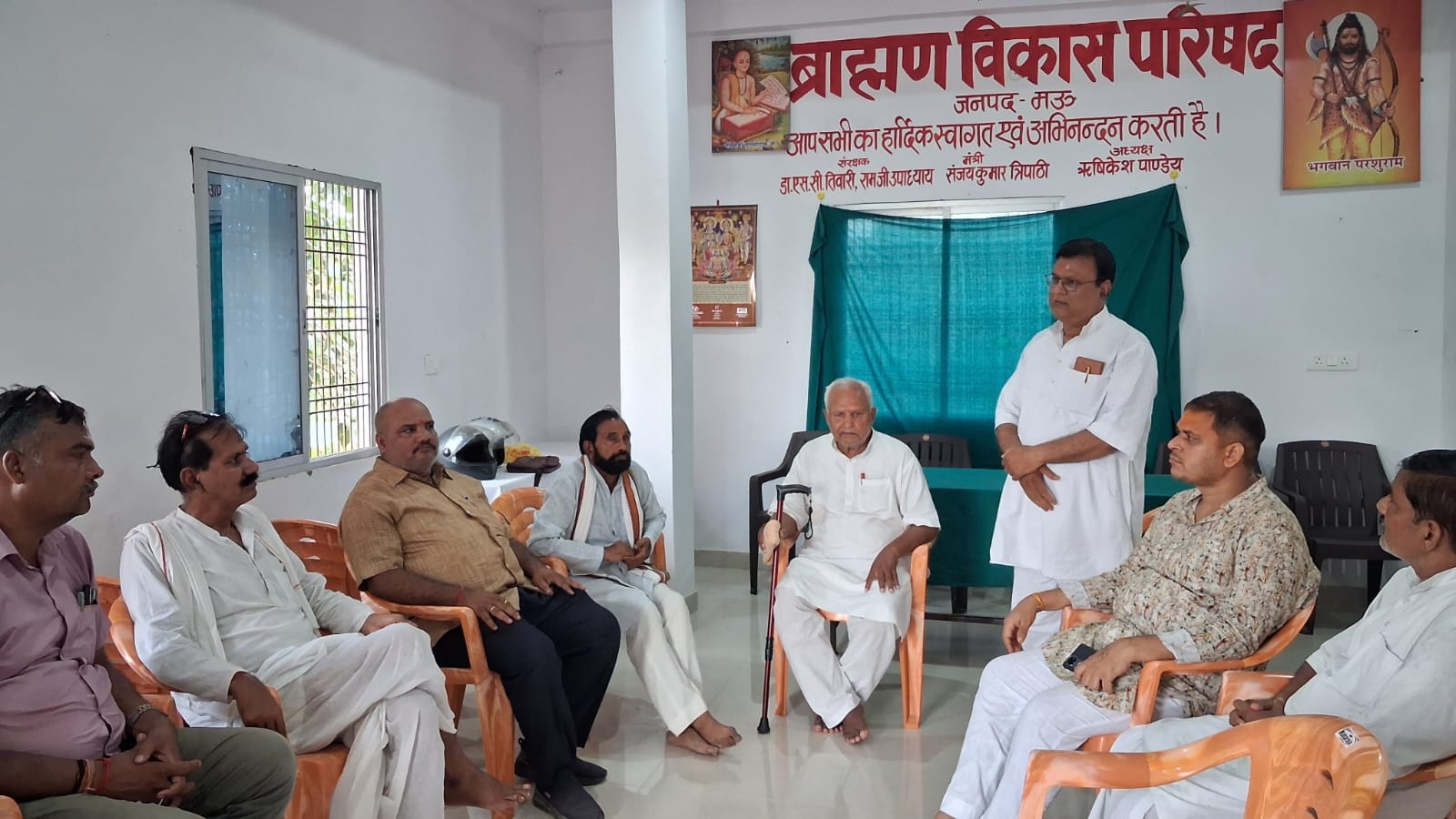 नगर के चंद्रभानपुर स्थित ब्राह्मण विकास परिषद जनपद मऊ के कार्यालय शोकसभा को संबोधित करते संजय