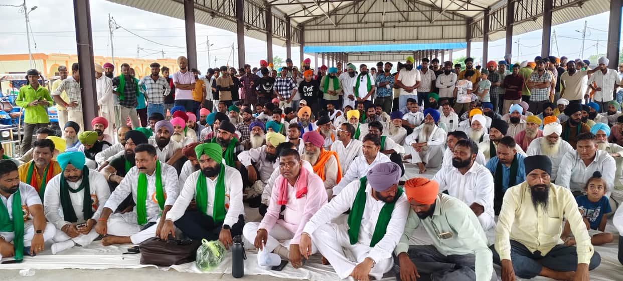Farmers took out a 'Tiranga Yatra' and submitted a memorandum to the SDM regarding their demands.