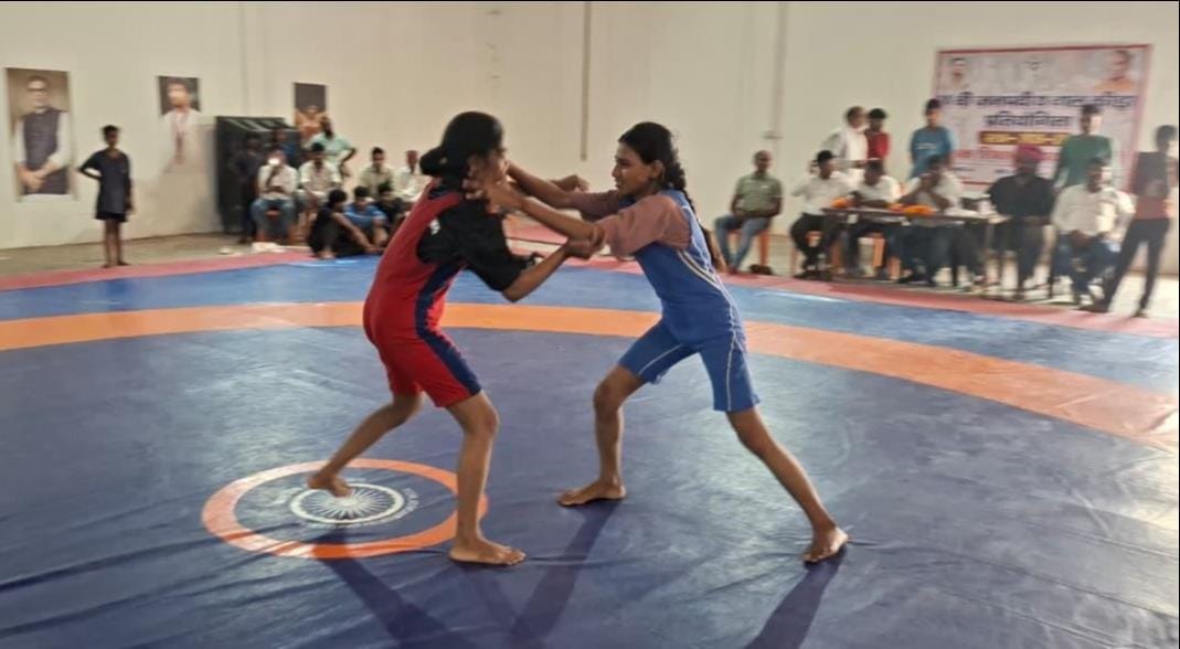 नियामताबाद के लौंदा में जिलास्तरीय कुश्ती में जोर आजमाइश करती महिला खिलाड़ी। संवाद