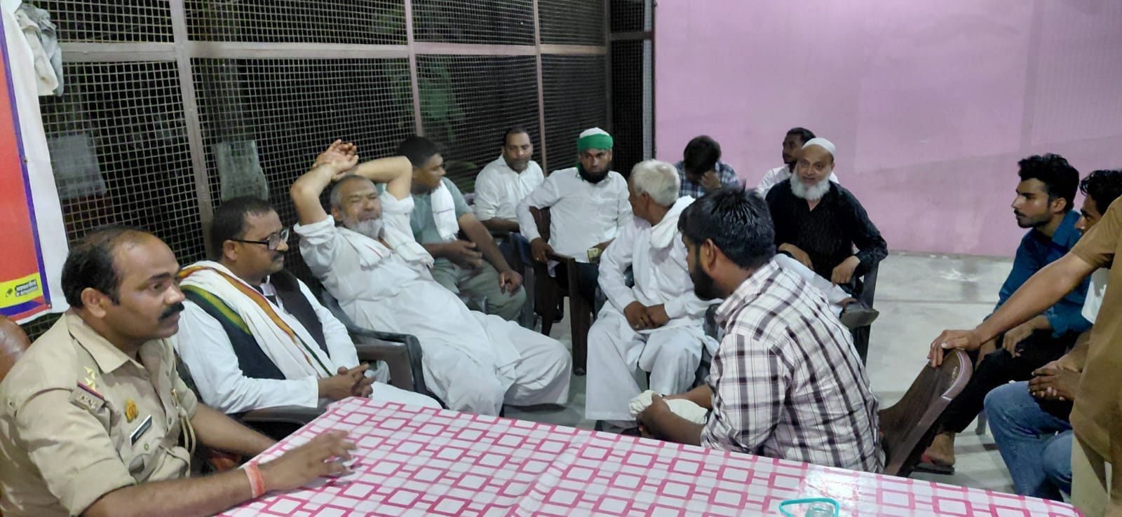 औरंगाबाद थाने में बैठे दोनों पक्षों के लोग। संवाद