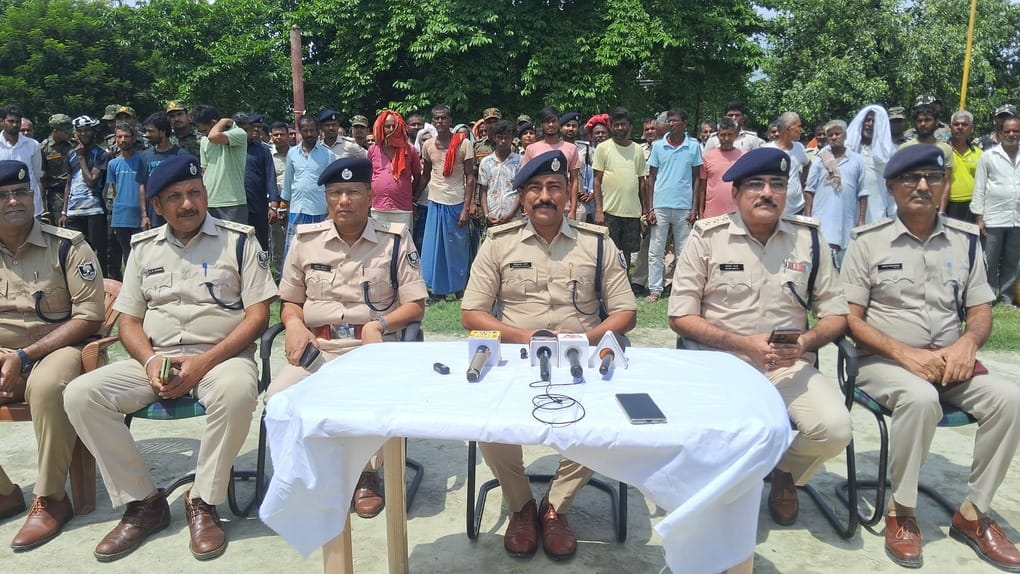 कार्रवाई को लेकर जानकारी देते हुए पुलिस अधिकारी।