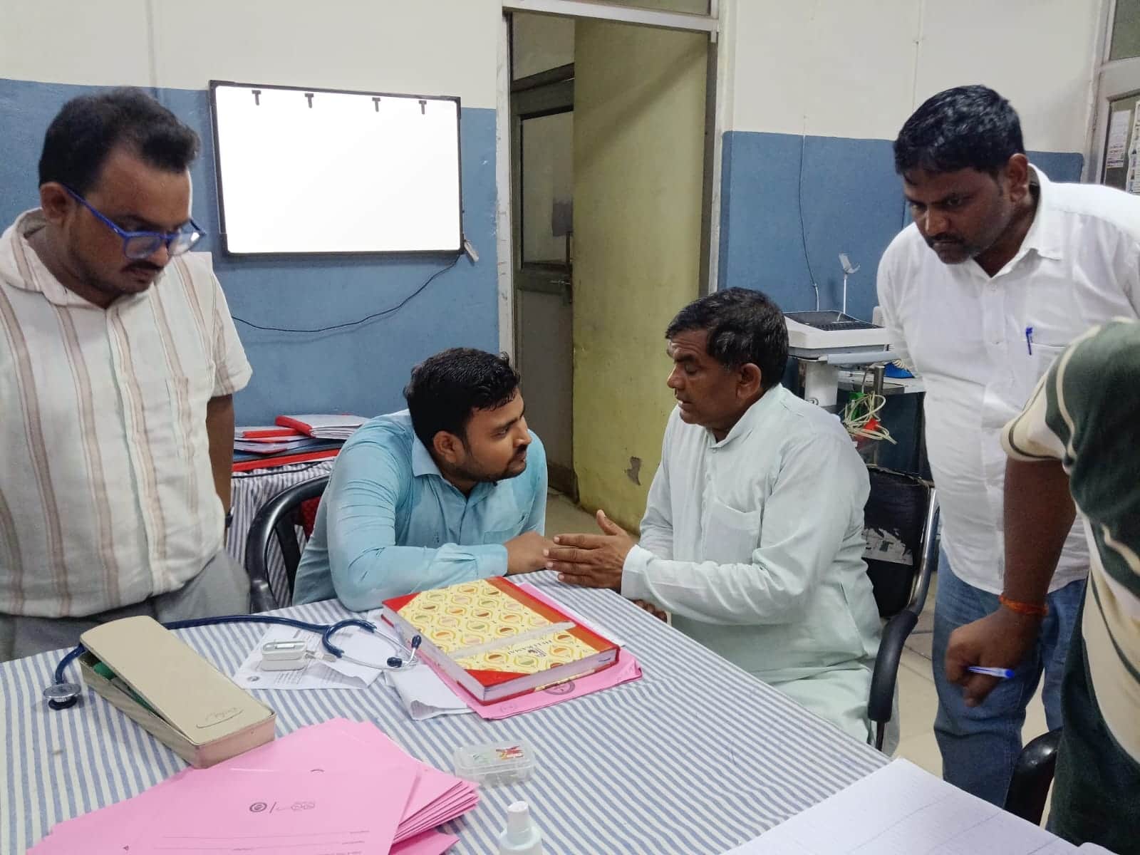 प्रतापगढ़ में संविदा कर्मी की हत्या के बाद मेडिकल कॉलेज पहुंचे विधायक जीतलाल पटेल। संवाद