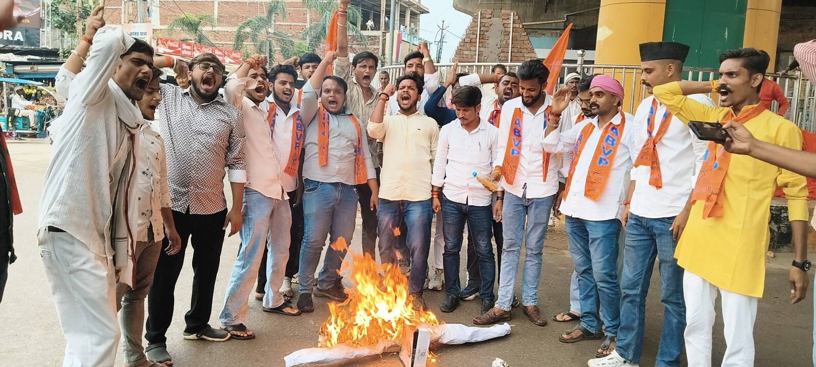 Vidyarthi Parishad burned the effigy of the Jharkhand Chief Minister.