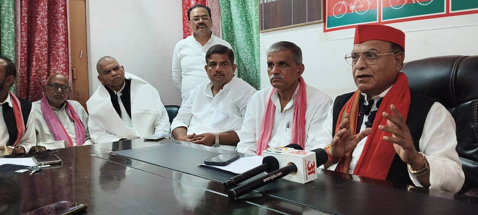 रॉबर्ट्सगंज सपा जिला कार्यालय में पत्रकारो से वार्ता करते पूर्व कैबिनेट मंत्री रामआसरे विश्वकर्