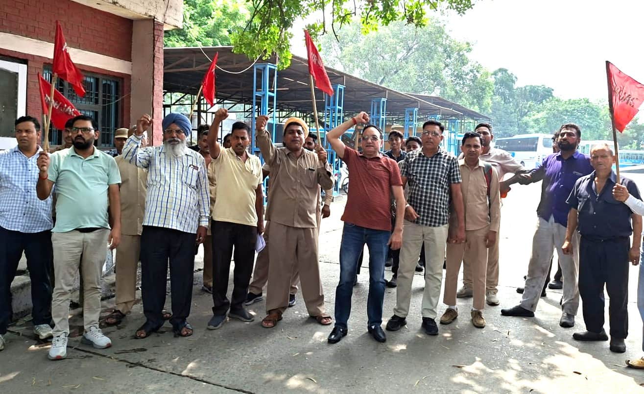 रोडवेज डिपो परिसर में नारेबाजी कर रोष प्रकट करते कर्मचारी। संवाद