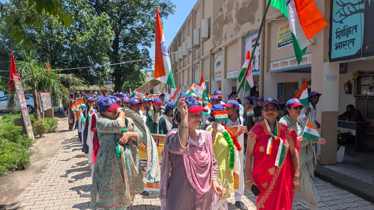 राजकीय स्कूल से निकाली गई तिरंगा यात्रा में शामिल विद्यार्थी व अन्य। संवाद