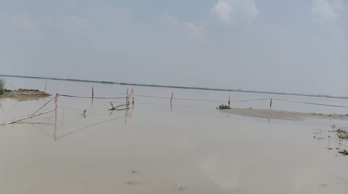 .राजेसुल्तानपुर क्षेत्र के चाडीपुर घाट पर शुक्रवार को बढ़ा सरयू नदी का जलस्तर।संवाद
