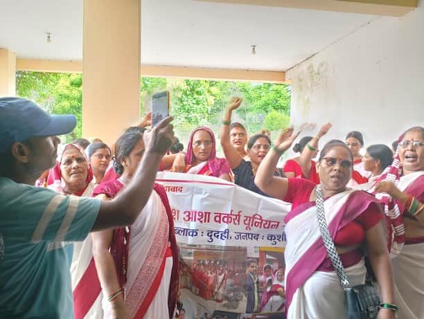 Protest by closing the gate of CMO office