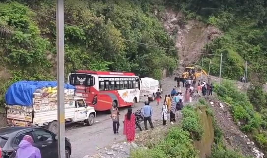 Sangrah-Renuka road remained closed for two and a half hours due to debris at Paab Pani.