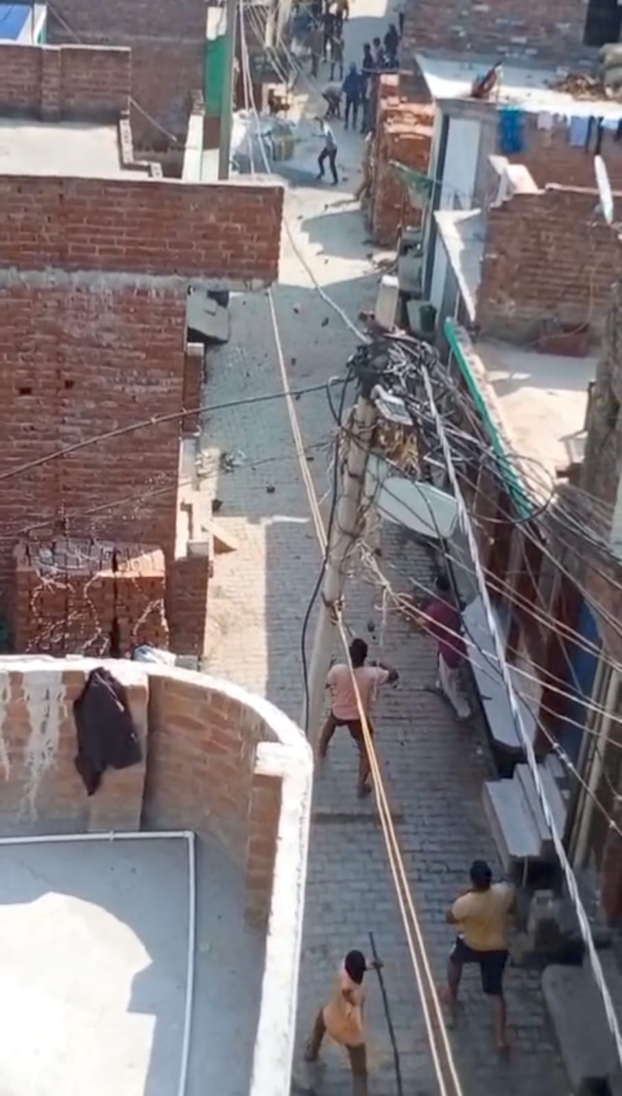 सहावर में दो पक्षों के विवाद में होता पथराव। स्त्रोत : वीडियो ग्रैब