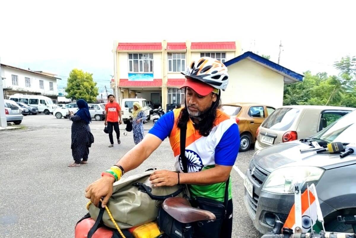 साईकिल पर धर्मशाला पहुंचे कोलकाता के सुंदरवन निवासी सोमेन देबनाथ।