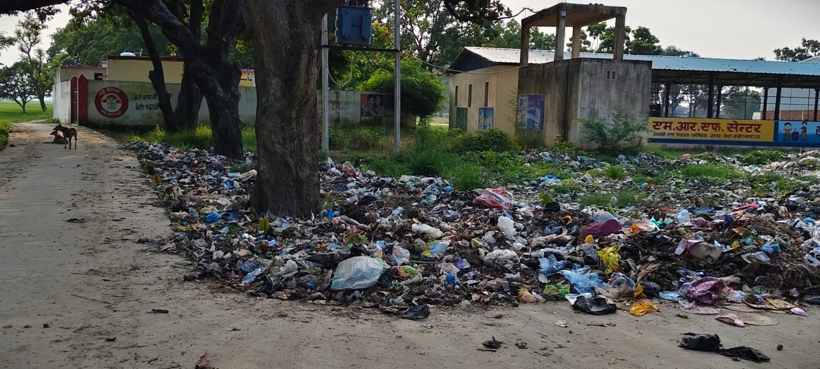 स्कूल के पास गिराया जा रहा कूड़ा। संवाद