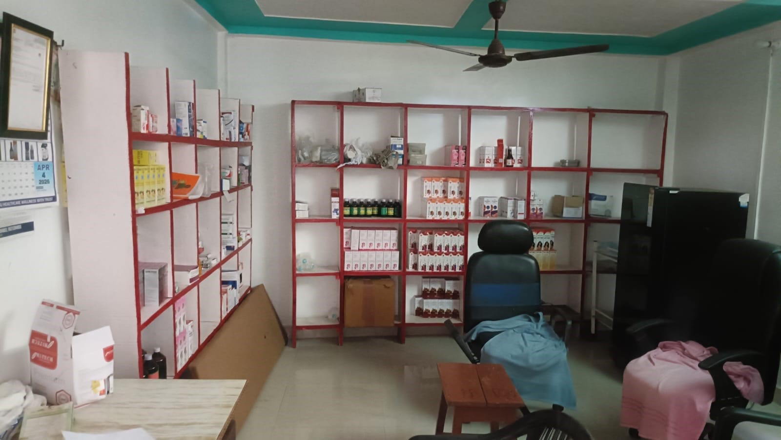 सम्मनपुर के इसी मेडिकल स्टोर में युवती का कराया गया जा रहा था गर्भपात। संवाद