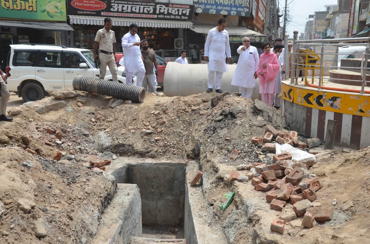 The market road stuck in potholes, MP listened to the traders' woes over the incomplete work of the rainy season line in Rodi Market