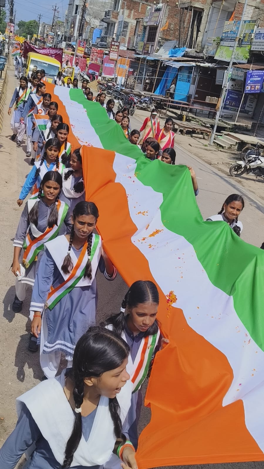सरस्वती विद्या मंदिर इंटरमीडिएट कॉलेज की तिरंगा यात्रा में रही देशभक्ति की गूंज। स्रोत-सोशल मीड