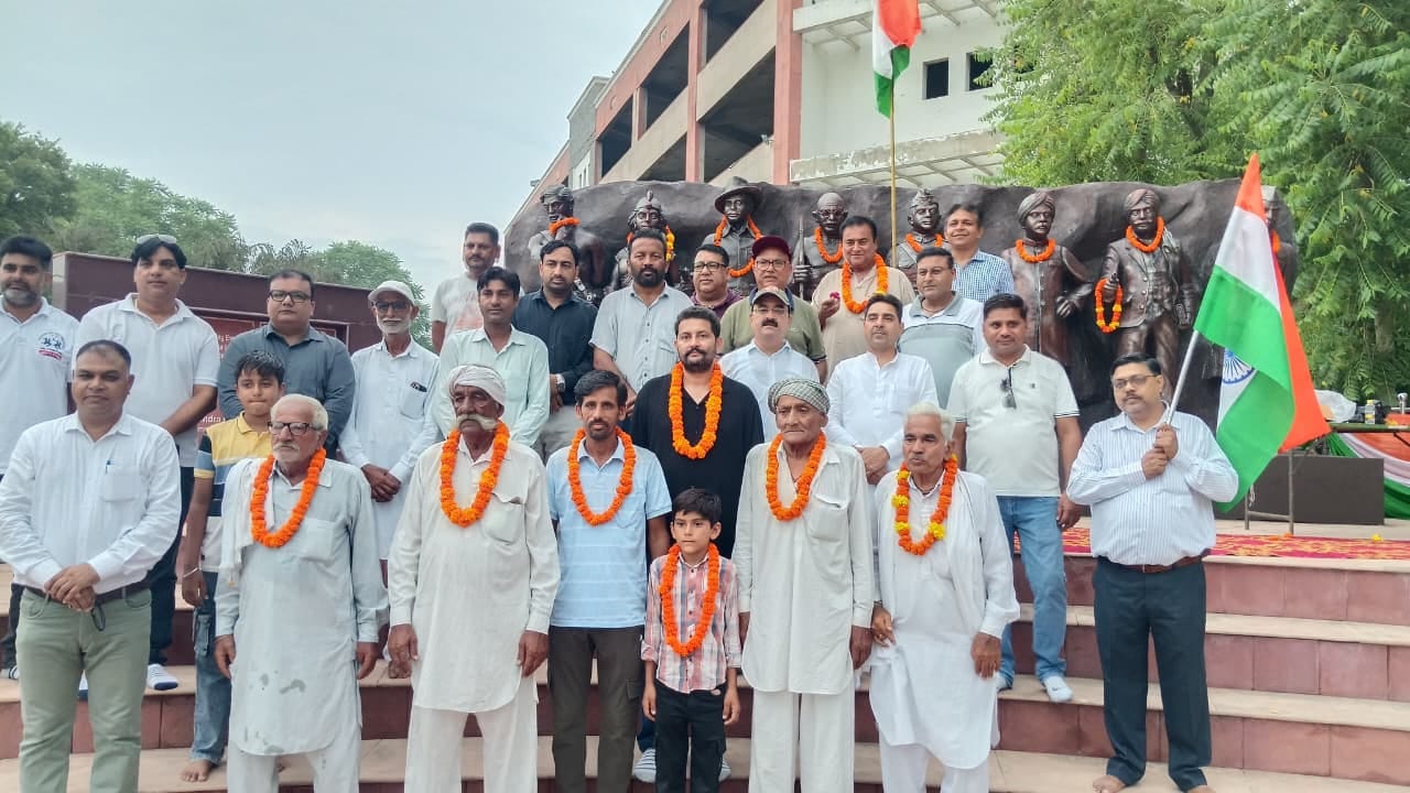 स्वतंत्रता दिवस की पूर्व संध्या पर जागो संस्थास्वतंत्रता सेनानियों के वंशज को सम्मानित करते ह