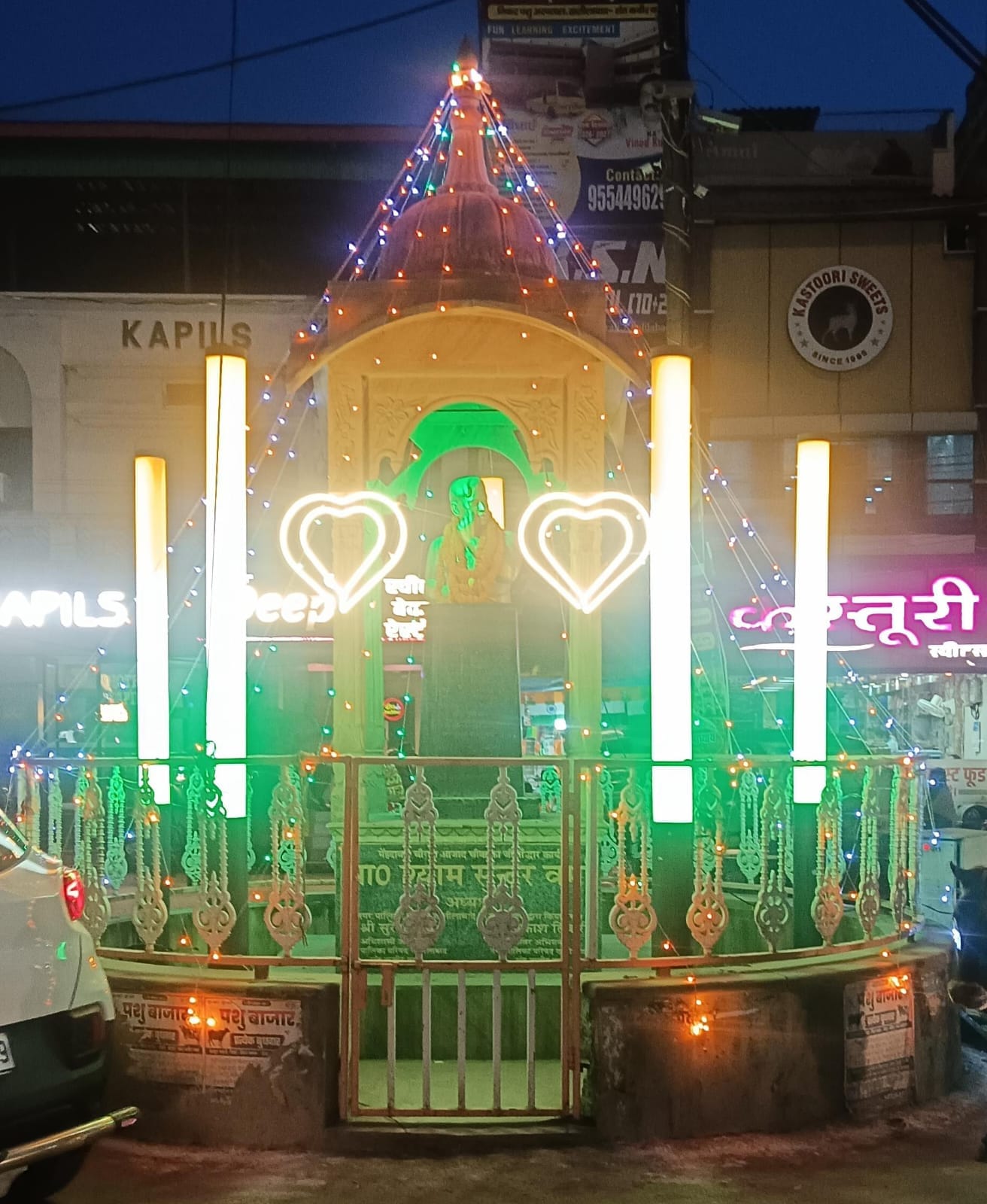 स्वतंत्रता दिवस पर रोशनी से सजा खलीलाबाद का आजाद चौक। संवाद